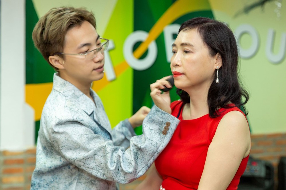 Khách hàng Eri Clinic: trải nghiệm hoàn thiện vẻ đẹp cùng Makeup Artist Hiwon