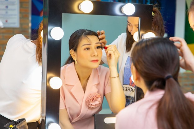 Khách hàng Eri Clinic: trải nghiệm hoàn thiện vẻ đẹp cùng Makeup Artist Hiwon