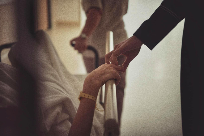 
Kim Lý nắm chặt tay Hà Hồ trong khoảnh khắc chuẩn bị sinh con (Ảnh: FBNV). - Tin sao Viet - Tin tuc sao Viet - Scandal sao Viet - Tin tuc cua Sao - Tin cua Sao