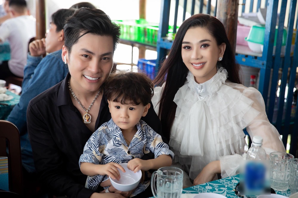  Gia đình 3 người đầy hạnh phúc của Lâm Khánh Chi.