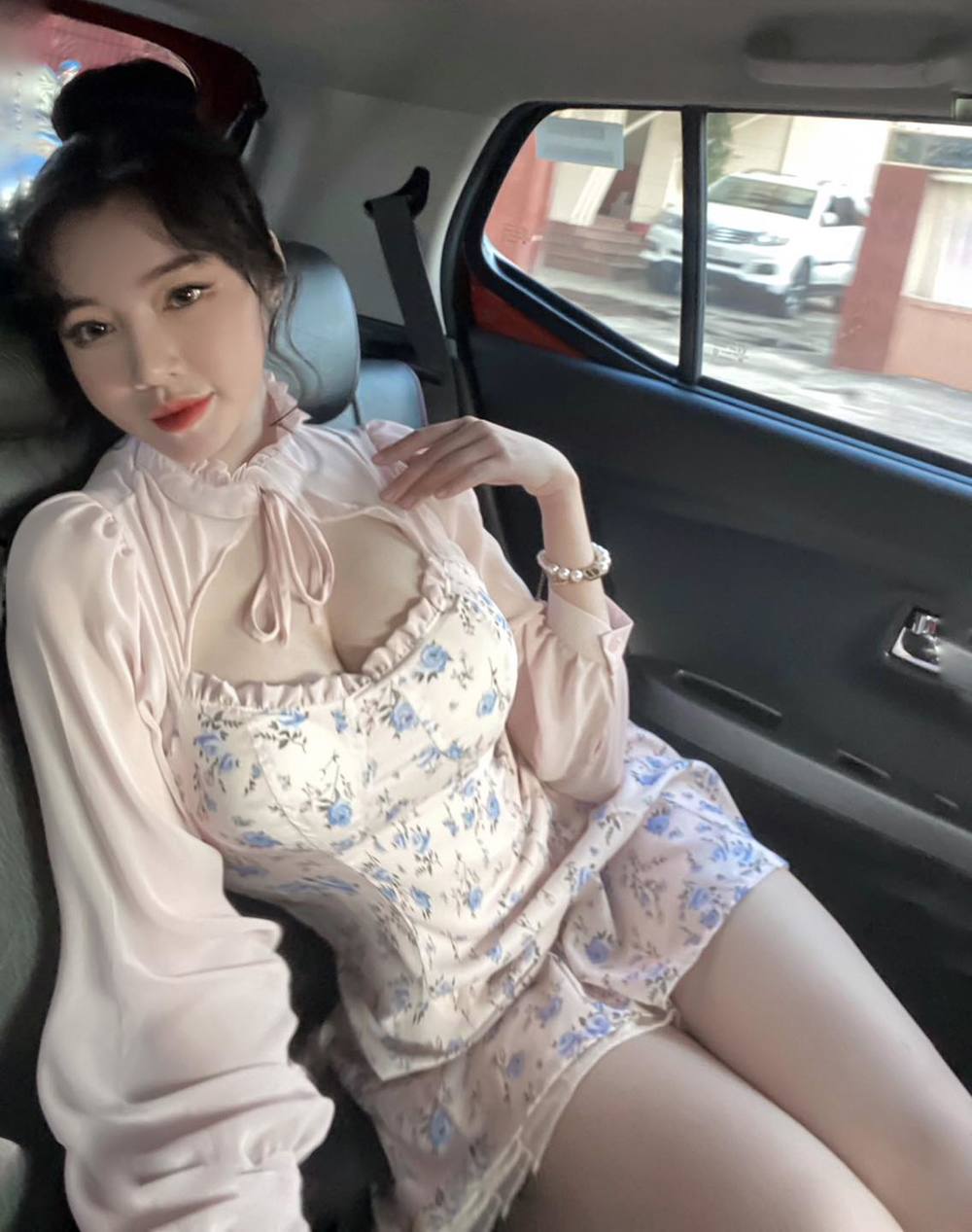  
Elly Trần lại khoe ảnh trên xe, cô nàng diện váy hoa khoét ngực trang điểm nhẹ nhàng cũng khiến người xem hút mắt. (Ảnh: FBNV)