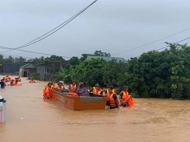 
Lực lượng chức năng hỗ trợ người dân di dời tránh bão. (Ảnh: VietNamNet).