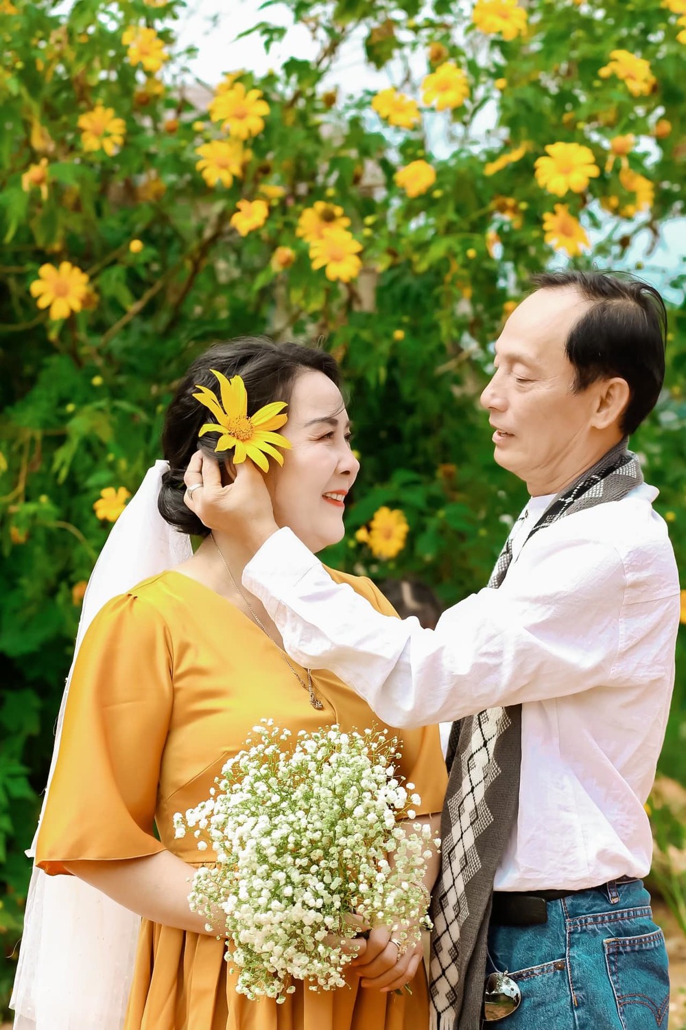 Con gái dẫn bố mẹ đi Đà Lạt chụp ảnh cực tình kỷ niệm 33 năm cưới