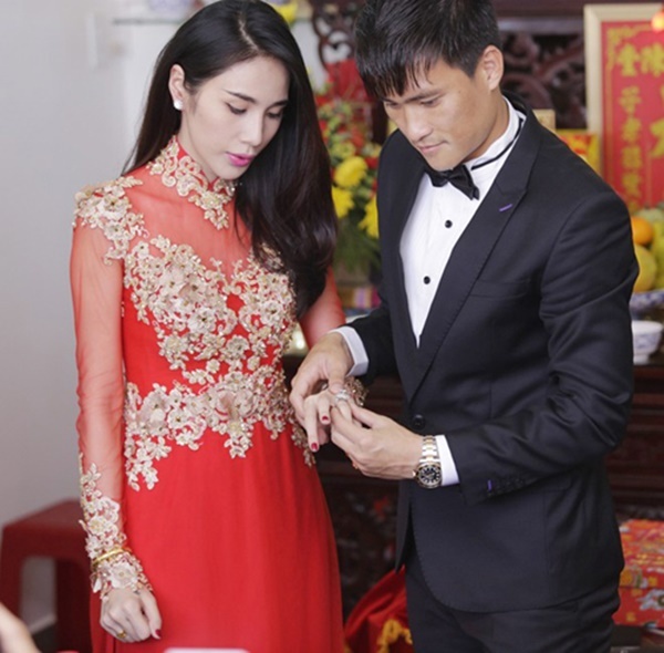
Chiếc nhẫn cưới có giá trị "khủng" (Ảnh: FBNV) - Tin sao Viet - Tin tuc sao Viet - Scandal sao Viet - Tin tuc cua Sao - Tin cua Sao