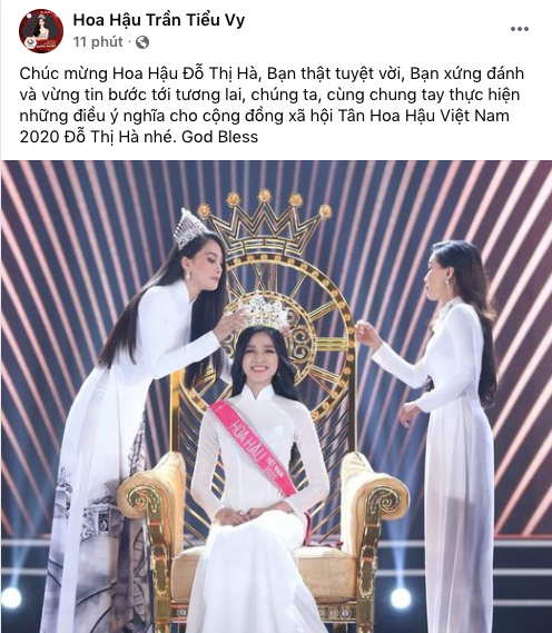  
Chia sẻ khung ảnh khoảnh khắc trao lại vương miện cho người kế nhiệm, Hoa hậu Trần Tiểu Vy cũng dành những lời chúc xúc động đến Đỗ Thị Hà. (Ảnh: FBNV) - Tin sao Viet - Tin tuc sao Viet - Scandal sao Viet - Tin tuc cua Sao - Tin cua Sao