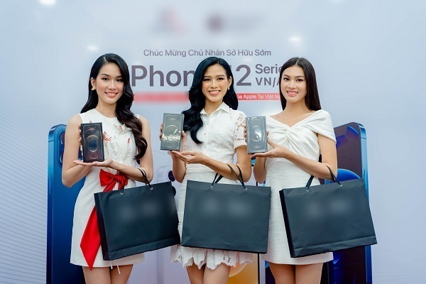  
Top 3 Hoa Hậu Việt Nam 2020 tạo dáng bên chiếc iPhone 12 (Ảnh: Facebook)
