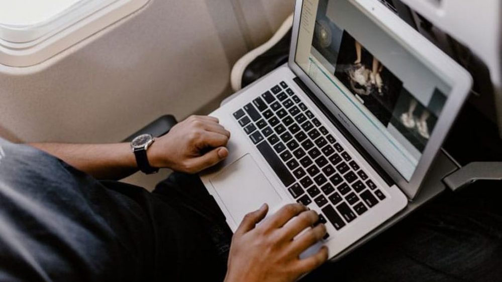  
Một hành khách sử dụng máy tính trên máy bay. (Ảnh: Twitter)