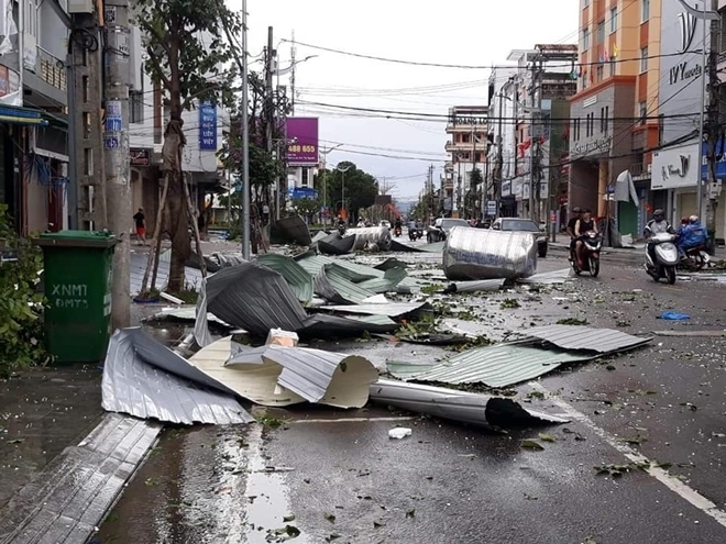  
Sau cơn bão số 9. đường phố ở Quảng Ngãi tan hoang. (Ảnh: Đời Sống và Pháp Luật)