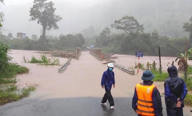  
Ảnh hưởng từ bão số 9, một cây cầu ở Kon Tum bị gãy. (Ảnh: VTC)