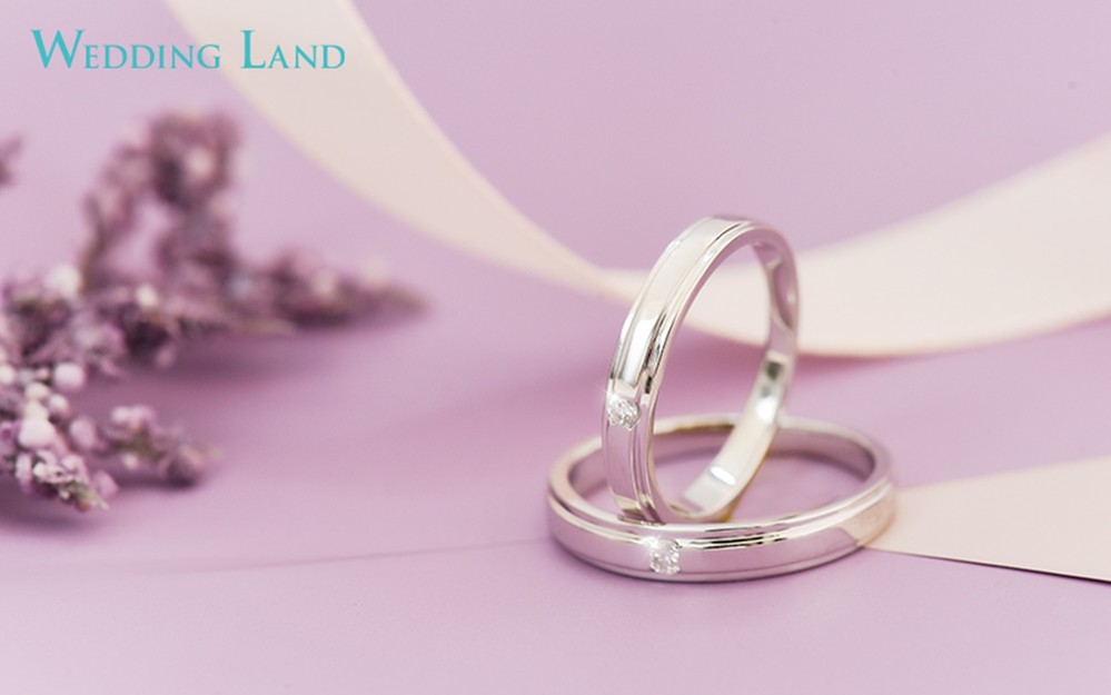 Bộ sưu tập nhẫn cưới Mono tạo ấn tượng bởi sự tối giản và hiện đại. Cả nhẫn nam và nhẫn nữ đều gắn một viên kim cương duy nhất, tượng trưng cho sự đồng điệu trong tính cách, tâm hồn. Đây là lựa chọn của những người yêu thích sự truyền thống, thanh lịch.