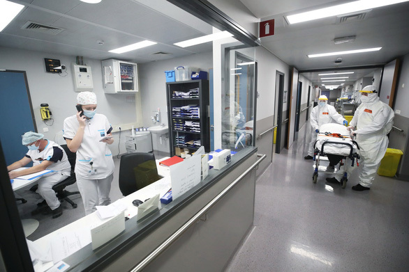  
Các nhân viên y tế đang chờ tại một trung tâm y tế ở Brussels, Bỉ để vận chuyển người bệnh Covid-19. (Ảnh: Reuters)