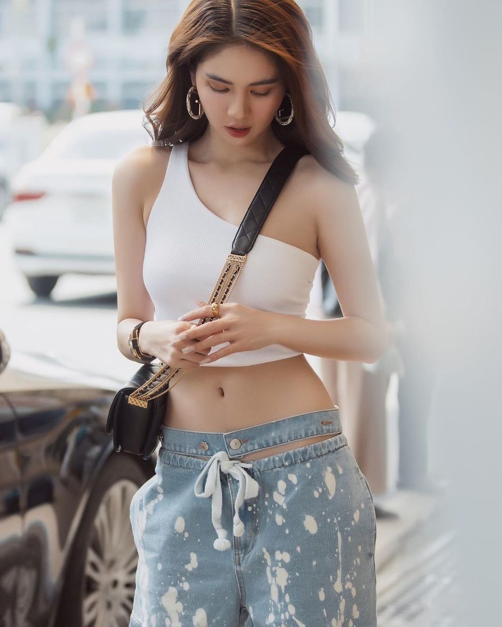 
Ngọc Trinh luôn là cô nàng thời trang và có những bức ảnh xuống phố chất lượng nhất. (Ảnh: Instagram nhân vật)