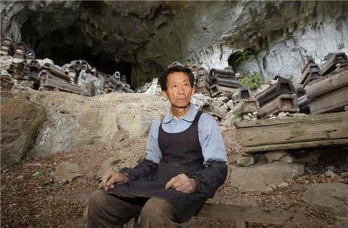  
Ông Liu Chaoxian trong hang động chứa 567 chiếc quan tài. (Ảnh: Sohu)