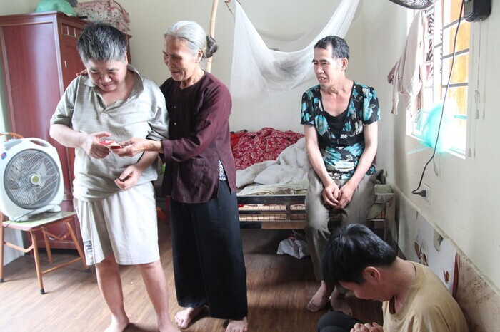  Bà Lực - người mẹ già chăm 6 đứa con dại đã qua đời... (Ảnh: Dân Việt)