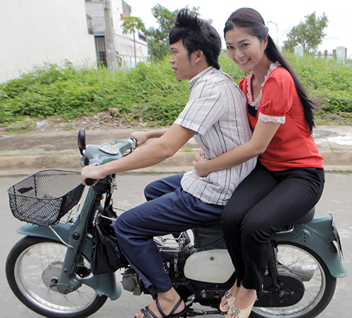 
Bức ảnh nam danh hài chở Thanh Trúc trên con xe trong phim loạt top khoảnh khắc hơn 1 triệu like của Vbiz (Ảnh: FBNV) - Tin sao Viet - Tin tuc sao Viet - Scandal sao Viet - Tin tuc cua Sao - Tin cua Sao
