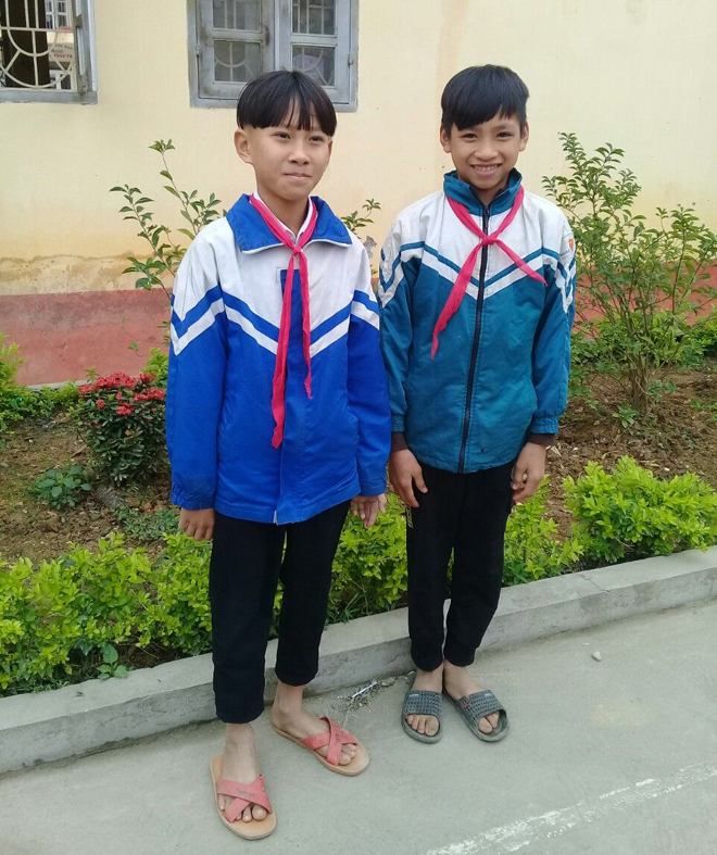 
Hai em học sinh trung thực ở Yên Bái. (Ảnh: Yan News)