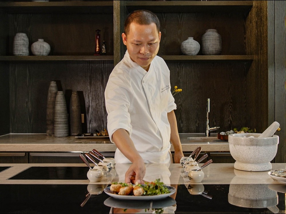 Bếp trưởng Thạch Đào mang đến những món ăn đặc sắc tại Hoiana Hotel & Suites.