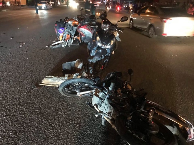  
Loạt xe máy nằm ngổn ngang trên đường sau vụ va chạm. (Ảnh: Pháp Luật Online)
