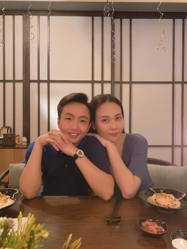 
Đàm Thu Trang hạnh phúc bên chồng trong bữa tiệc sinh nhật. (Ảnh: FBNV)