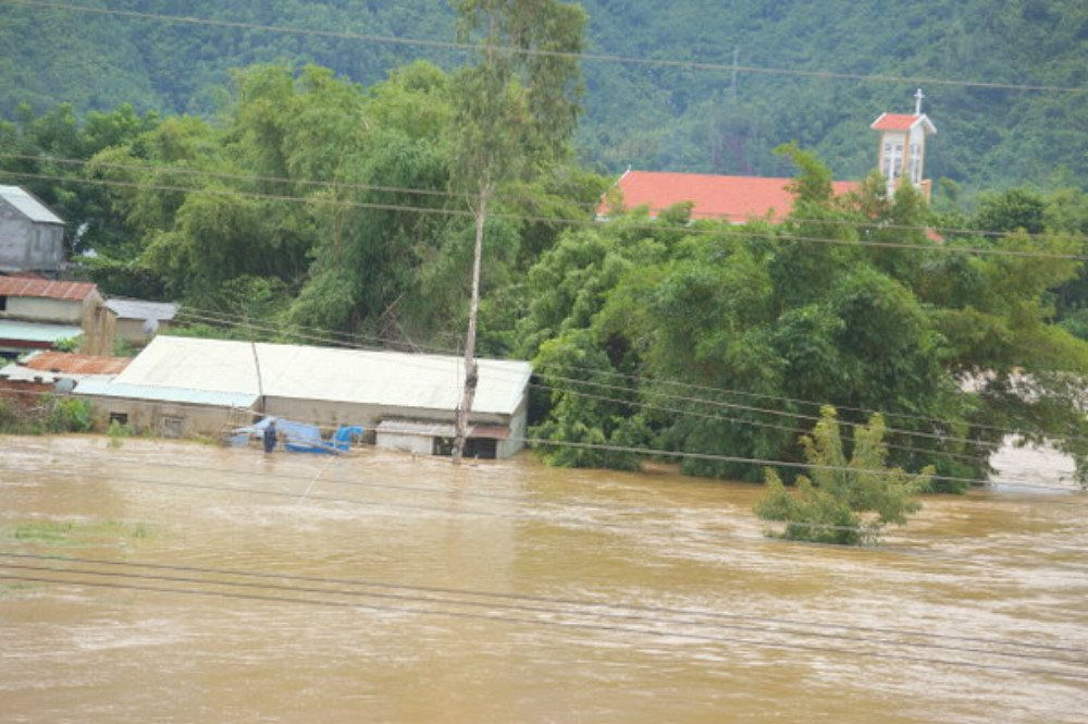  
Nhiều nơi ở Quảng Nam nước lũ còn dâng cao sau các trận bão liên tiếp. (Ảnh: Người Lao Động)