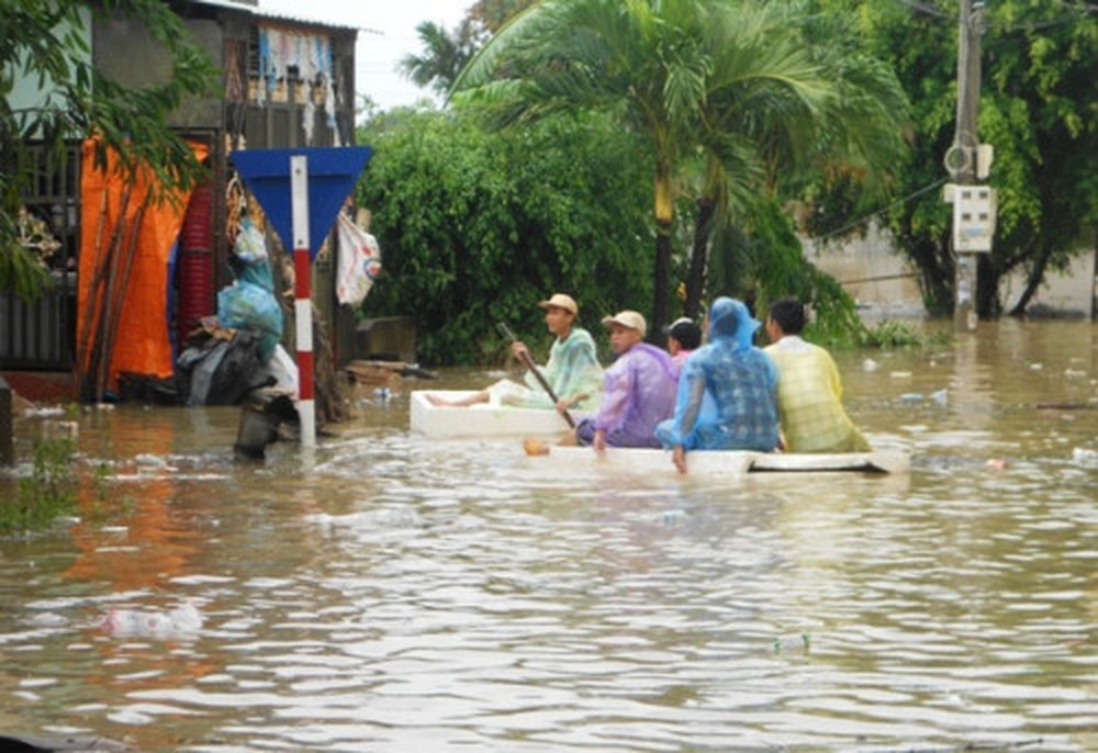  
Khi nước lũ đổ về, người dân phải sử dụng thùng xốp và nhiều vật liệu có thể nổi trên mặt nước để di chuyển (Ảnh: Báo Quảng Nam)