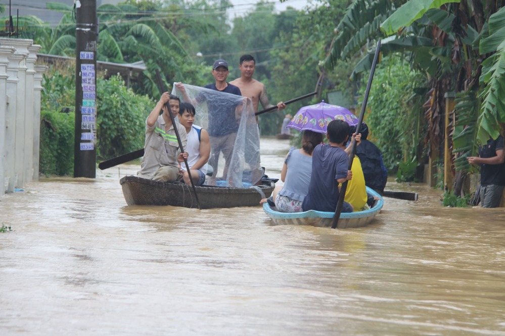  
Mưa lũ khiến nhiều tuyến đường ở Quảng Nam ngập nặng, người dân phải dùng ghe để di chuyển. (Ảnh: Người Lao Động)