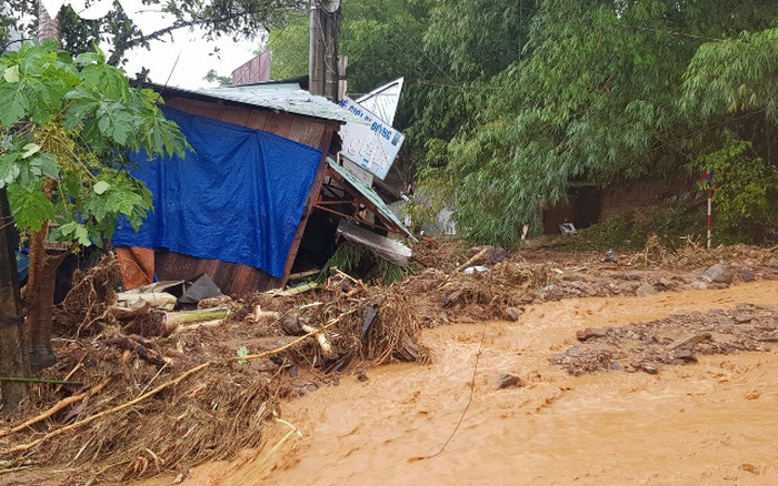  
Một khu vực ở Quảng Nam bị sạt lở, lũ bùn ồ ạt ập đến tàn phá. (Ảnh: Vietnambiz)