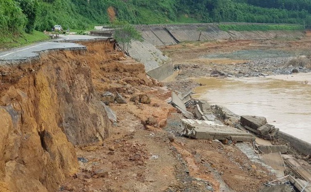  
Nhiều tuyến đường ở Quảng Nam bị tàn phá nặng nề do mưa lũ. (Ảnh: Dân Trí)