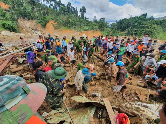  
Lực lượng cứu hộ tìm kiếm người dân trong vụ sạt lở đất ở Quảng Nam. (Ảnh: Đại Đoàn Kết)