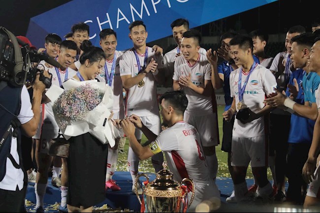 
Cầu thủ Bùi Tiến Dũng bất ngờ cầu hôn bà xã Khánh Linh ngay sau khi lên ngôi vô địch V-League 2020 trên sân Thống Nhất tối 8/11. (Ảnh: FBNV)