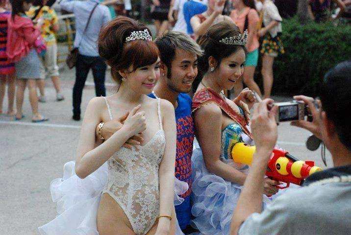  
Akira Phan bị chỉ trích khi quá thoải mái với các mẫu chuyển giới ở Thái Lan (Ảnh: Báo mới).