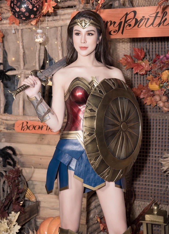 
Diệp Lâm Anh dù xinh đẹp nhưng có phần nữ tính so với bản gốc "Wonder Woman"