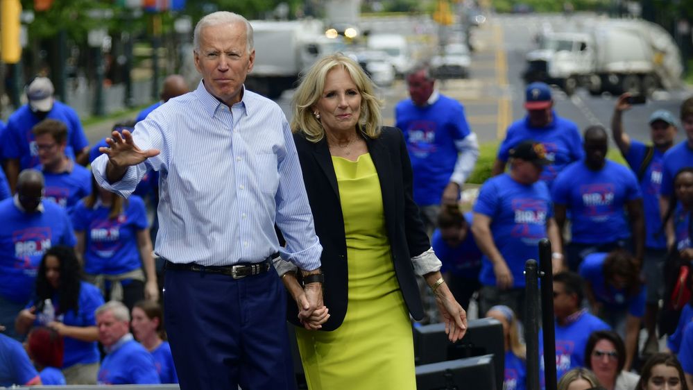  
Ngay cả màu xanh khó phối vẫn được bà Jill Biden chinh phục một cách khéo léo và chỉn chu (Ảnh: Daily Mail)