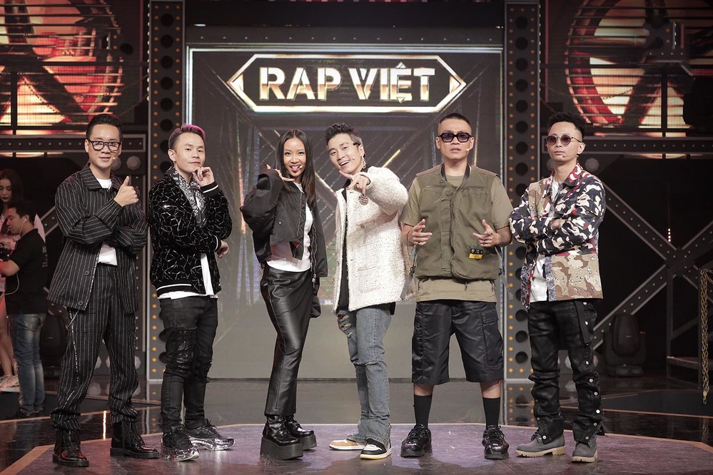  
Đội hình đầy đủ của các HLV và giám khảo của Rap Việt (Ảnh: Rap Việt).