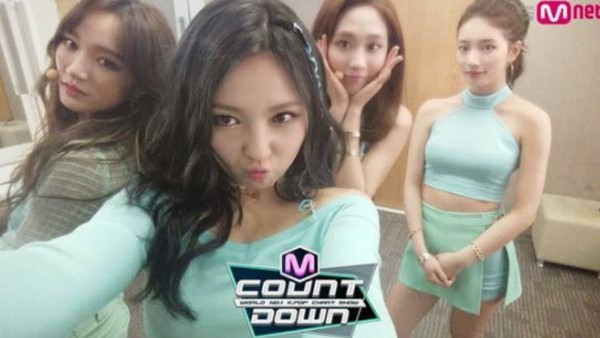  
Trong bức ảnh selfie nhóm, fan nghi Suzy bị hắt hủi như thế này. (Ảnh: Chụp màn hình)