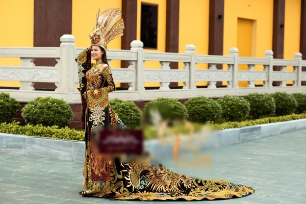  
Đại diện Việt Nam gây ấn tượng với bộ áo dài mang họa tiết trống đồng được đính kết khá cầu kì (Ảnh: FBNV).