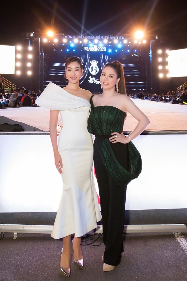  
Hoa hậu Doanh nhân Xuân Hương (phải) Hoa hậu Việt Nam 2016 Đỗ Mỹ Linh tại đêm thi Người đẹp thời trang.