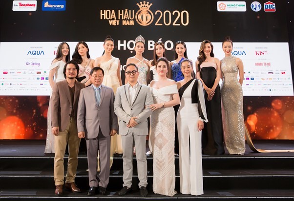  
Hoa hậu Doanh nhân Xuân Hương (hàng dưới đứng thứ hai từ phải sang) cùng Ban tổ chức và các người đẹp của Hoa hậu Việt Nam 2020