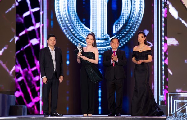  
Chủ tịch HĐQT, Hoa hậu Doanh nhân Xuân Hương nhận kỷ niệm chương tại cuộc thi Hoa hậu Việt Nam 2020