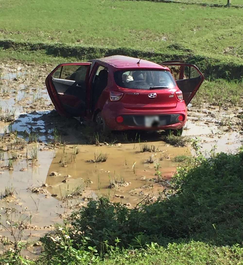  
Chiếc ô tô bất ngờ lao xuống ruộng vì tài xế lạc tay lái. (Ảnh: FB: Nghệ An).