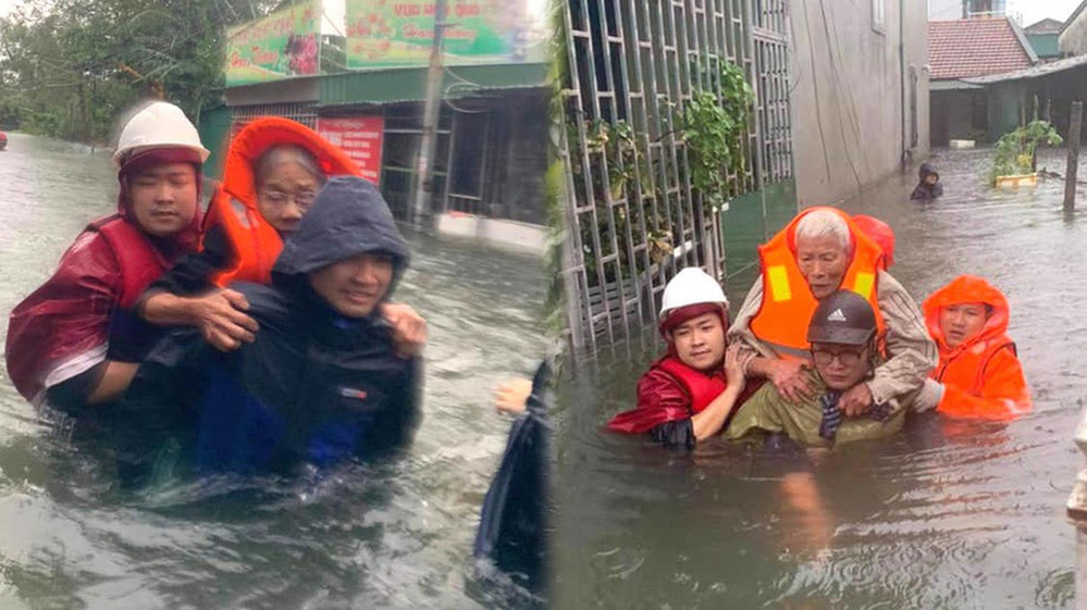  
Các chiến sĩ giúp đỡ người dân trong mưa lũ. (Ảnh: VNExpress).