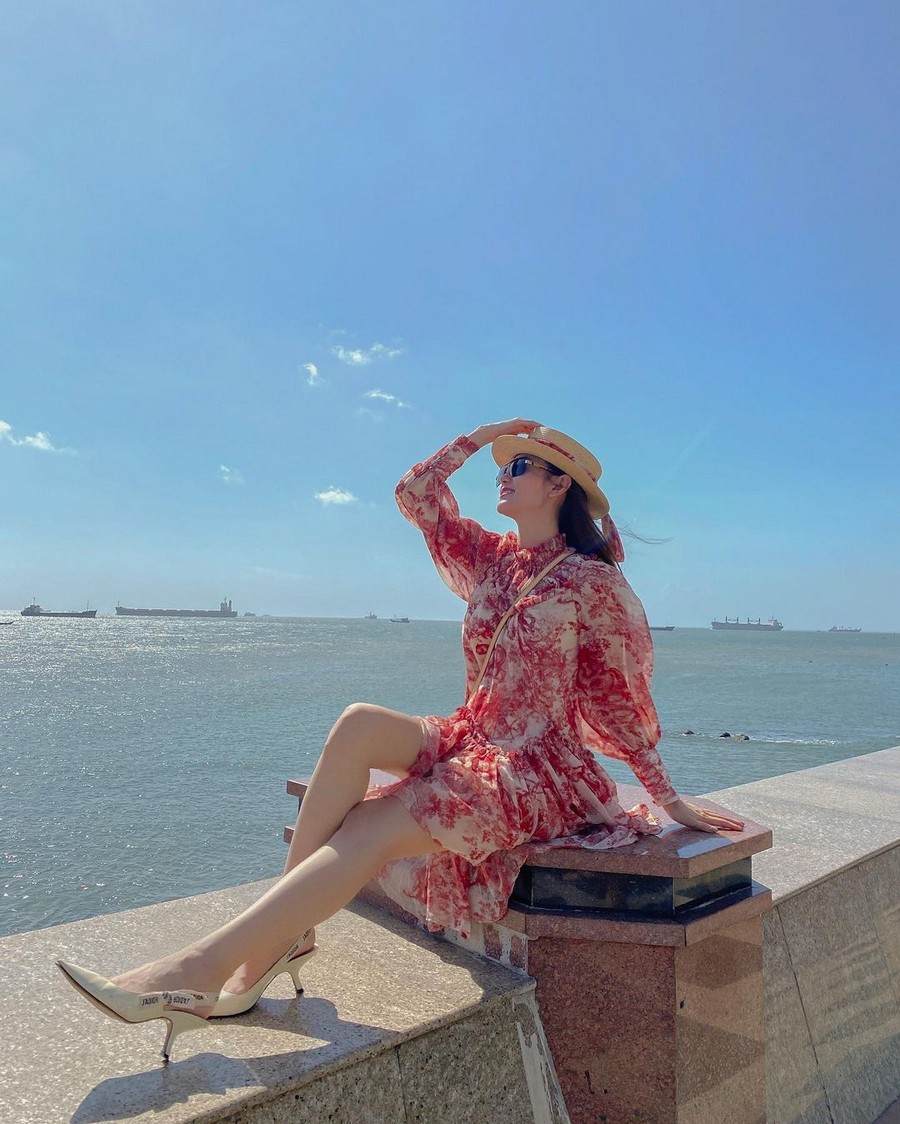  
Minh Hằng diện giày cao gót hiệu, mix váy họa tiết mang màu sắc mùa hè đi dạo biển. (Ảnh: Instagram nhân vật)