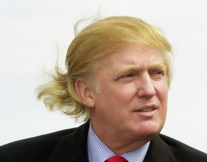  
Mái tóc tiết lộ việc ông Trump sử dụng quá nhiều sáp vuốt tóc cho phần mái (Ảnh: The NYT)