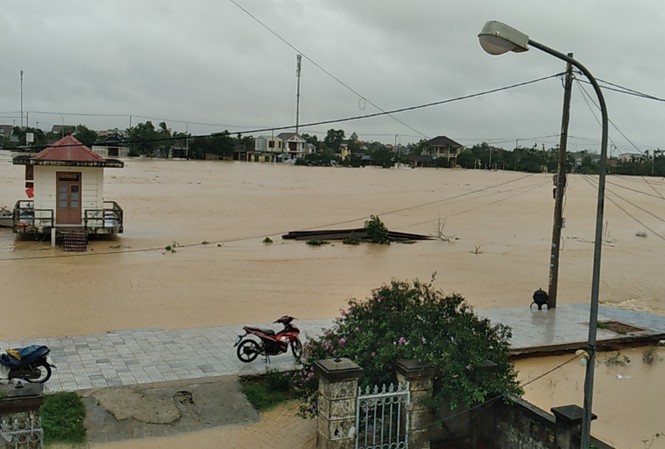  
 Mưa lũ khiến khu vực miền Trung bị ngập lụt thời gian vừa qua (Ảnh: Tiền Phong)