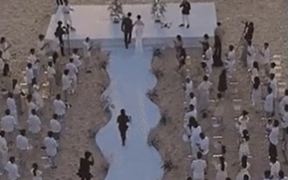  
Công Phượng và Viên Minh nắm tay nhau tiến vào lễ đường. (Ảnh cắt từ clip)