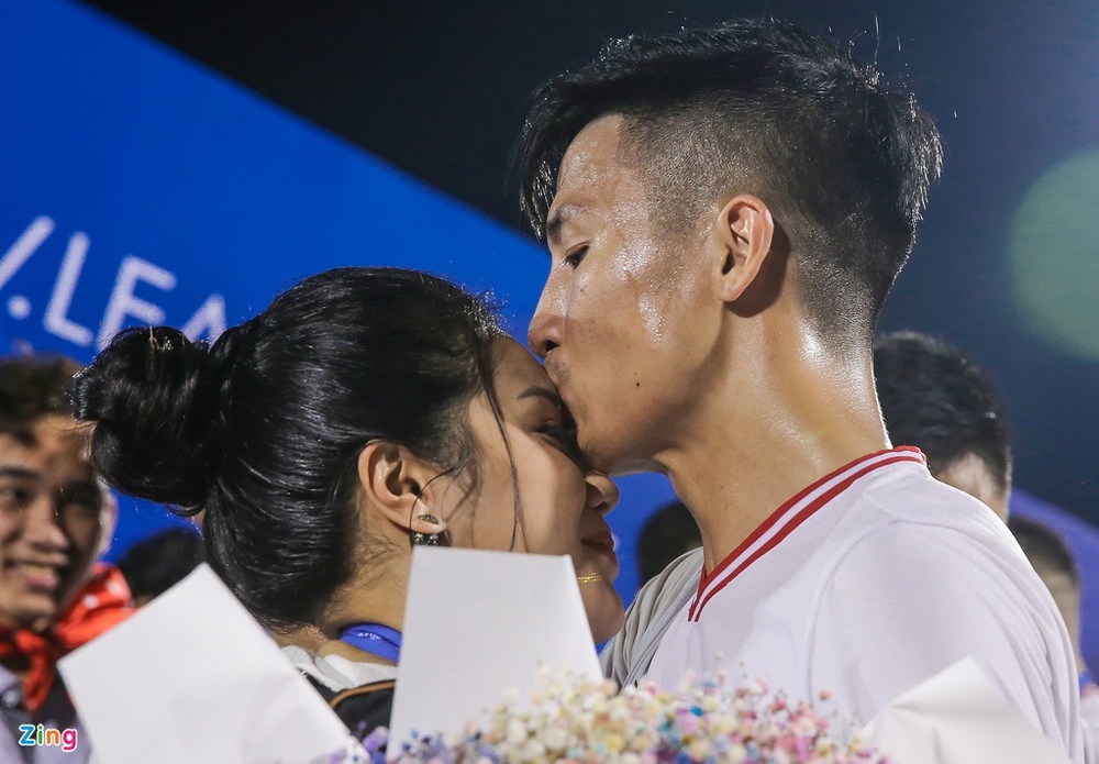  
Trung vệ Bùi Tiến Dũng đã dành điều đặc biệt đến vợ sắp cưới Khánh Linh sau khi giành chức vô địch V.League cùng đồng đội. (Ảnh: Zing)