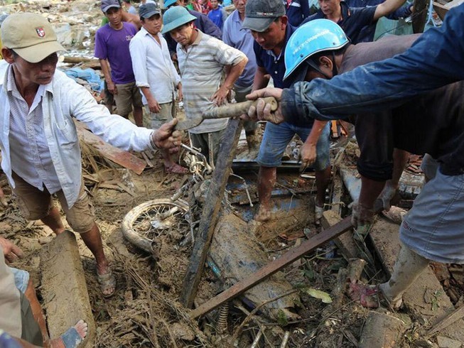  
Một vụ sạt lở đất ở miền Trung Việt Nam gây nên hàng loạt thiệt hại nặng về người và của. (Ảnh: Pháp Luật)