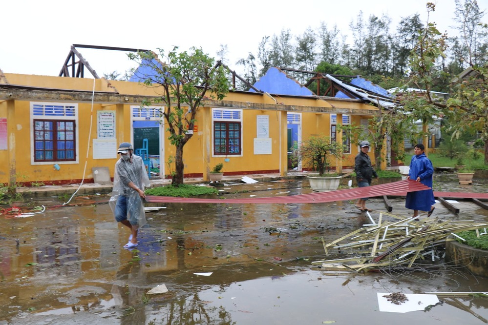  
Một trường học bị bão số 13 phá hỏng. (Ảnh: Thanh Niên)