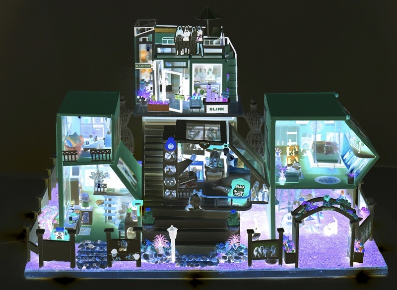  
Mô hình BLACKPINK House rực rỡ sắc màu trong bóng tối (Ảnh: Kian Huỳnh)