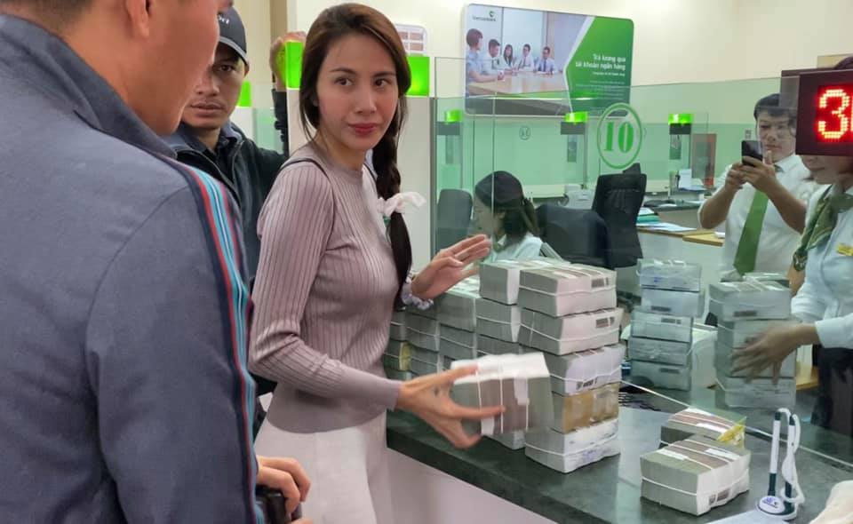 Trao hơn 70 tỷ đồng trong số 150 tỷ nhưng vẫn bị trách, Thủy Tiên: “Cʜửɪ hoài vậy”
